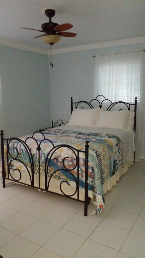 Bedroom, fireplace, air conditioner