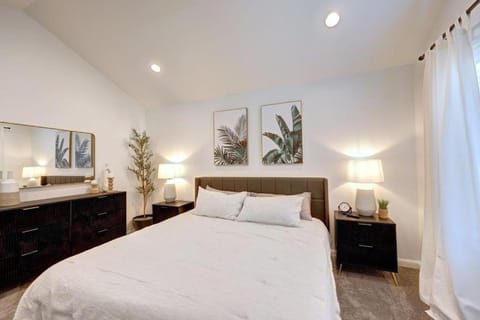 New Listing! 3 Bedroom with Hot Tub House in Long Beach