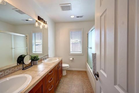 New Listing! 3 Bedroom with Hot Tub House in Long Beach