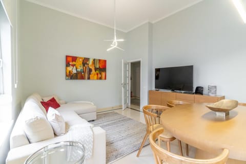 Photo of the whole room, Dining area