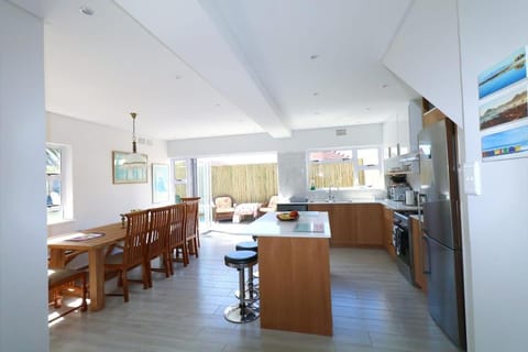 Kitchen or kitchenette, Seating area, Dining area