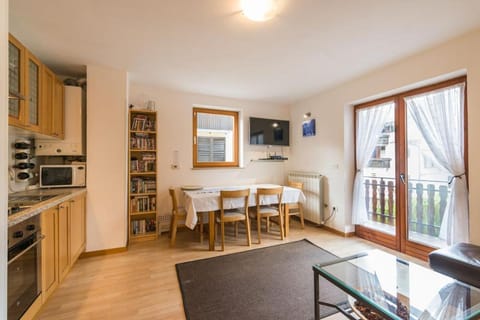 Property building, Kitchen or kitchenette, Seating area, Dining area, microwave, oven