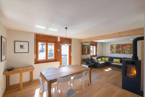 Living room, Seating area, Dining area, fireplace