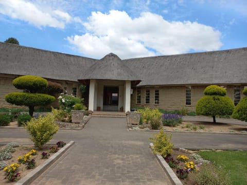 Property building, Facade/entrance, Day, Garden, Garden view