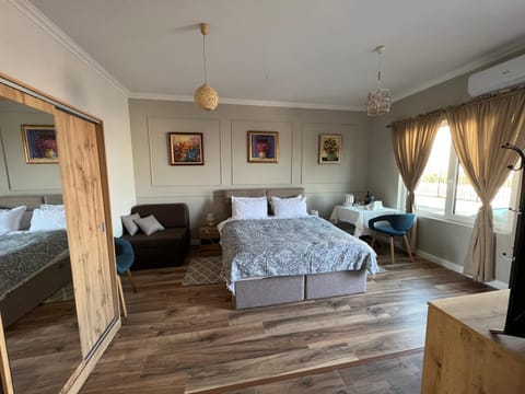 Bed, Dining area, Bedroom