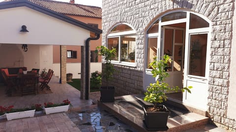 Property building, Patio, Day, Garden, Garden view