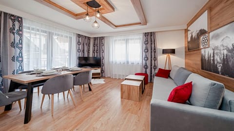 TV and multimedia, Living room, Seating area, Dining area
