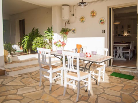 Patio, Day, Garden, Dining area