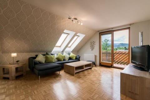 Communal lounge/ TV room, TV and multimedia, Living room, Seating area, Evening entertainment
