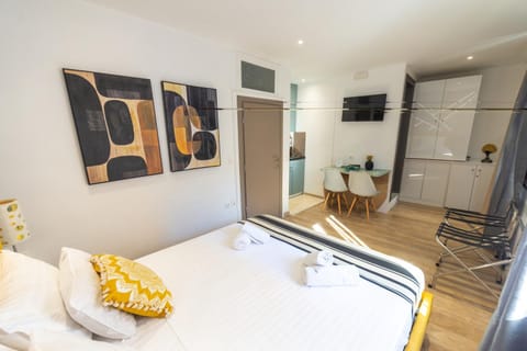 Bed, TV and multimedia, Photo of the whole room, Bedroom