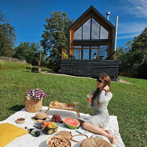 Property building, Spring, Day, People, Natural landscape, Food and drinks, Garden view, Lunch