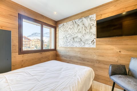 Bed, TV and multimedia, Bedroom