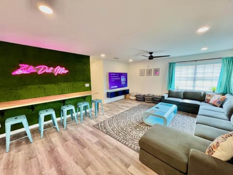 Sleeps 22, 2min Walk To The Beach, Heated PoolSpa House in South Padre Island