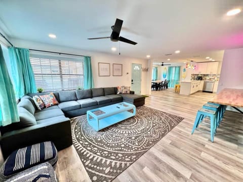 Sleeps 22, 2min Walk To The Beach, Heated PoolSpa House in South Padre Island