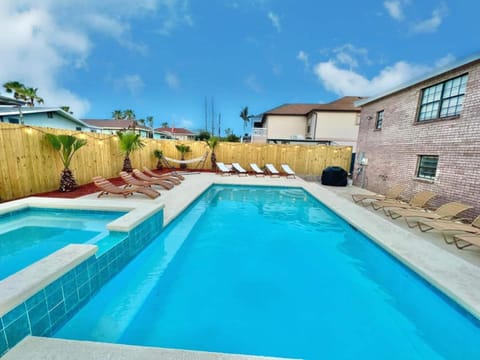 Sleeps 22, 2min Walk To The Beach, Heated PoolSpa House in South Padre Island