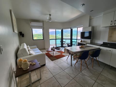 Natural landscape, TV and multimedia, Living room, Dining area