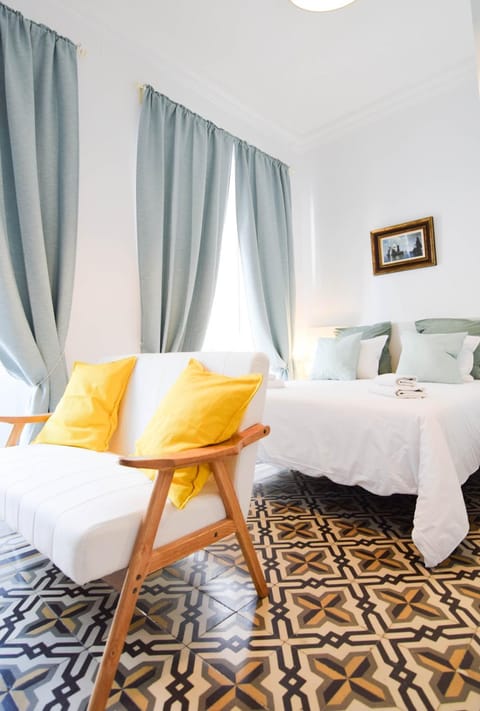 Bed, Living room, Photo of the whole room, Seating area, Bedroom