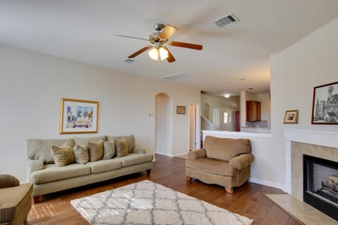 4 Mi to TPC San Antonio Cozy Getaway with Deck! House in San Antonio