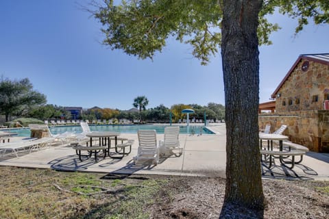 4 Mi to TPC San Antonio Cozy Getaway with Deck! House in San Antonio