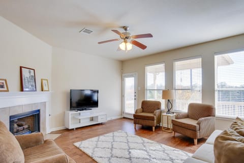 4 Mi to TPC San Antonio Cozy Getaway with Deck! House in San Antonio