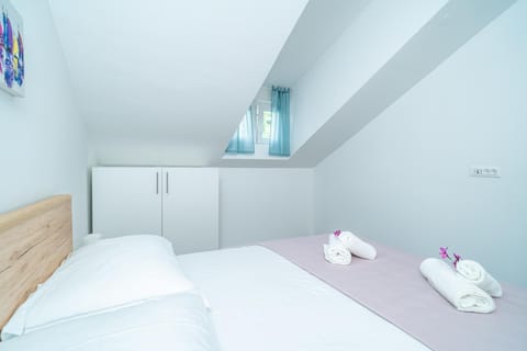 Veliki dvoetažni apartman s parkingom Apartment in Dubrovnik-Neretva County