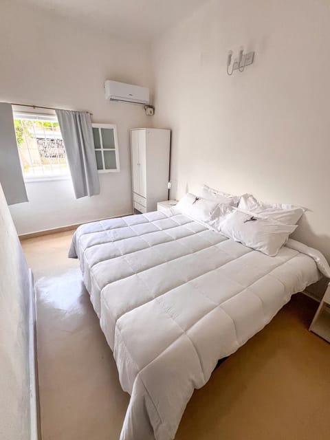 Bed, Photo of the whole room, Bedroom, air conditioner