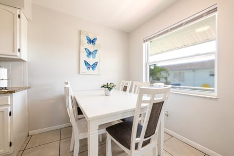 2bd 1ba Sunset 3 3Mins to Beach Apartment in Indian Rocks Beach