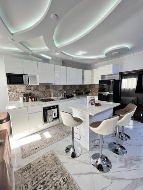 Kitchen or kitchenette, Dining area, dishwasher, minibar, pet friendly, stove