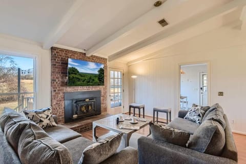 5 Acre Farmhouse Near Nashville! House in Tennessee