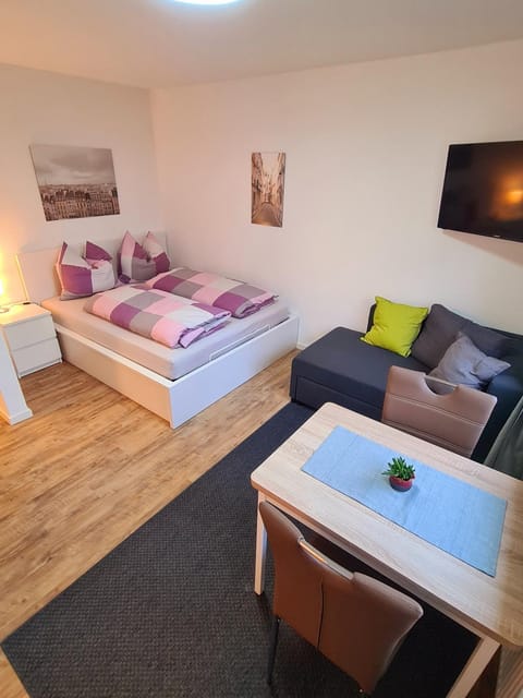 Bed, TV and multimedia, Living room, Photo of the whole room, Seating area, Bedroom