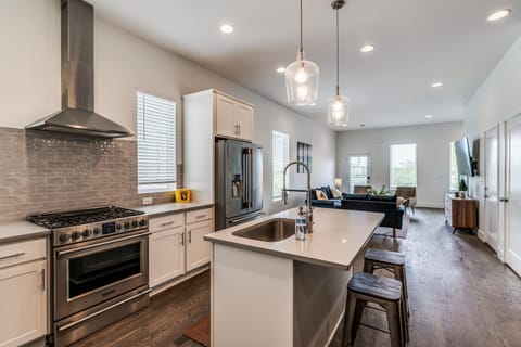 Kitchen or kitchenette, pet friendly, stove