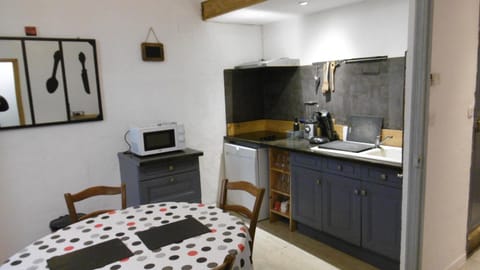 Coffee/tea facilities, Kitchen or kitchenette, Dining area, minibar, stove