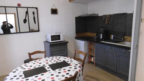 TV and multimedia, Dining area, minibar, stove