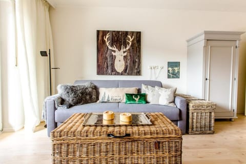 Living room, Photo of the whole room, Seating area