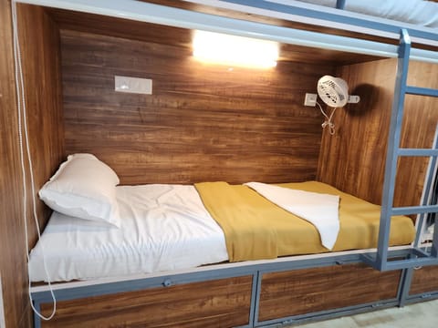 Bed, towels