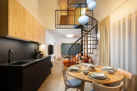 Coffee/tea facilities, Kitchen or kitchenette, Living room, Seating area, Dining area