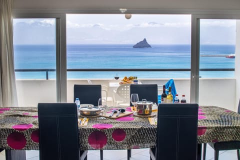 Day, Natural landscape, Living room, Food and drinks, Seating area, Dining area, Food, Sea view