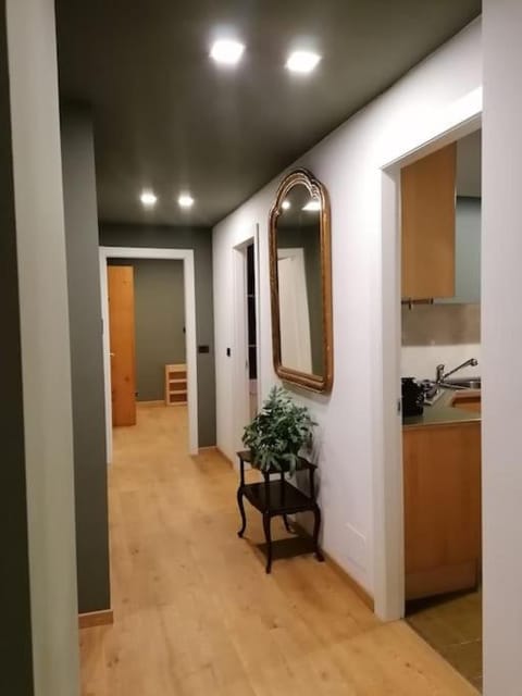 Arona 03 centralissimo ampio bilocale con garage Apartment in Arona