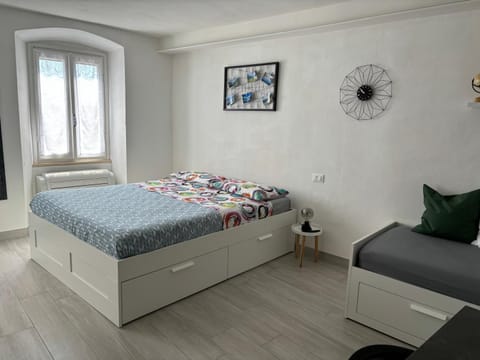 Bed, air conditioner