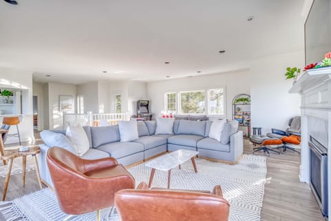 Hilltop Views Guest House House in Lincoln City