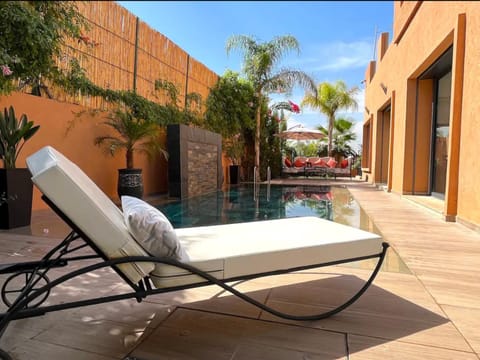 Patio, Swimming pool, sunbed