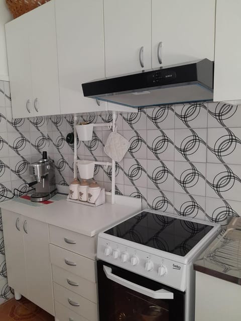 Coffee/tea facilities, Kitchen or kitchenette, stove