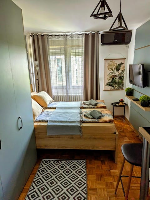 Bed, TV and multimedia, Photo of the whole room, Bedroom