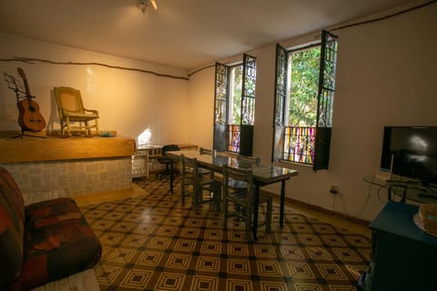 TV and multimedia, Seating area, Dining area