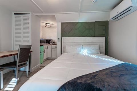 Bed, Kitchen or kitchenette, Photo of the whole room, air conditioner