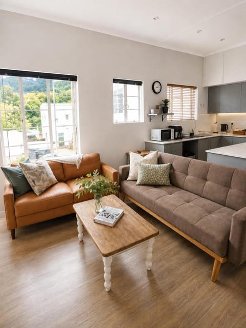 TV and multimedia, Lounge or bar, Seating area, kitchen