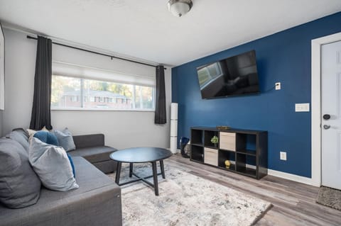 TV and multimedia, Living room, Seating area, Evening entertainment