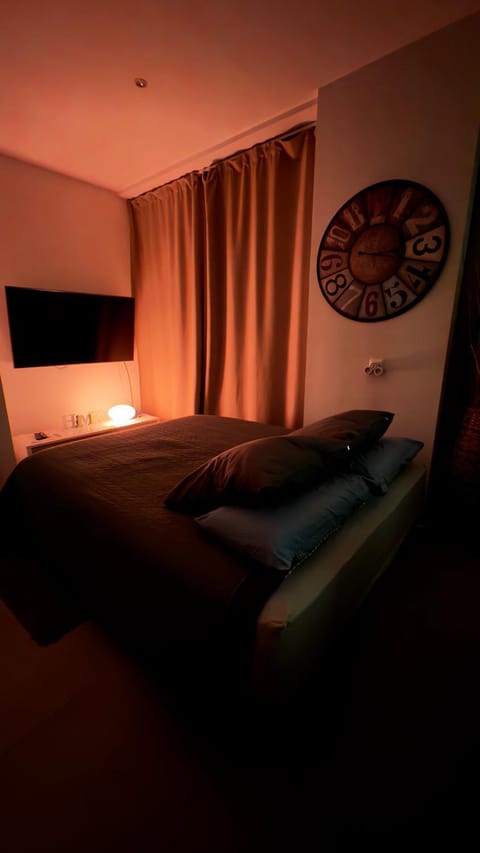 Bed, TV and multimedia