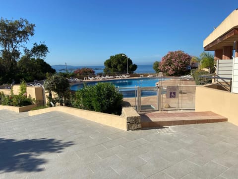 F2 vue mer dans résidence avec piscine Apartment in Ajaccio