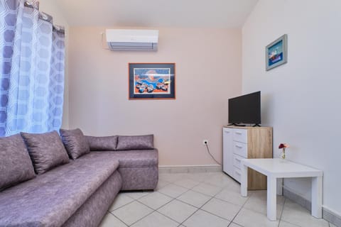 Communal lounge/ TV room, TV and multimedia, Living room, Seating area, Evening entertainment, air conditioner